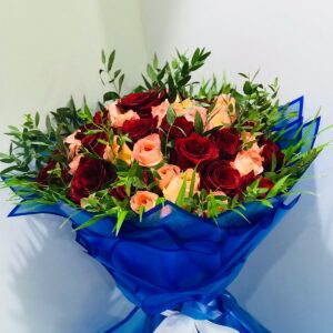 20 Pcs peach roses and 20 pcs of red roses with areca leaves and blue wrapping