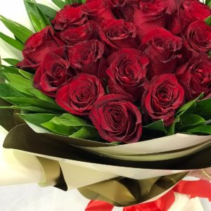 25 Pcs of red roses with leaves