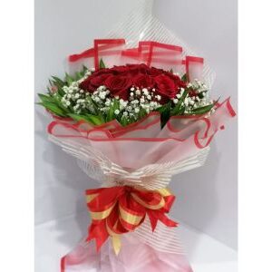 25 Pcs of red roses with some gypso and leaves