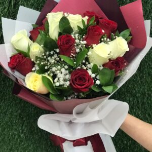 8 Pcs of red roses and 8 pcs of white roses with ruscus leaves