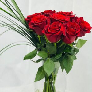 8 Pcs of red roses with clear glass and leaves